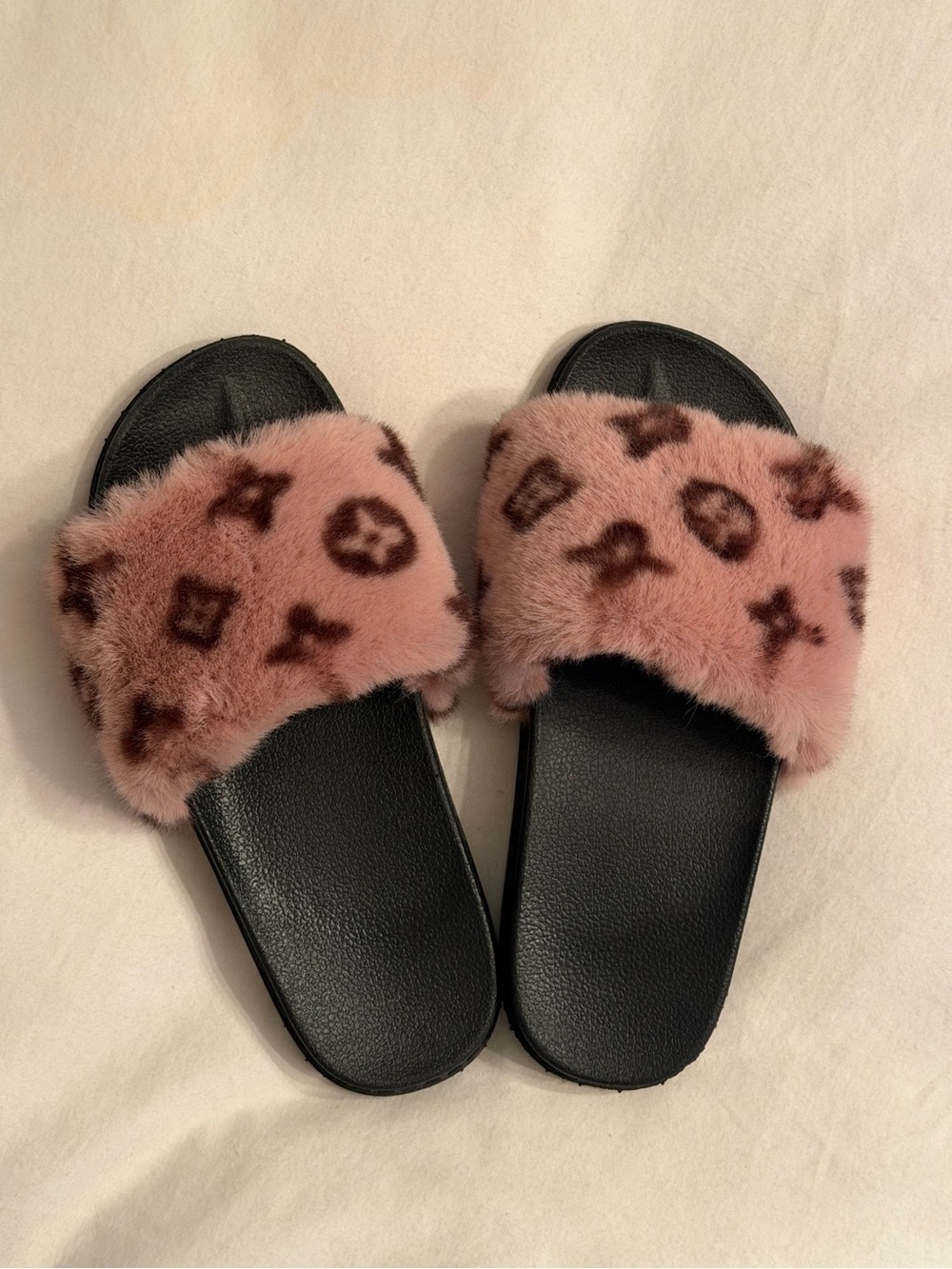 Fuzzy pink slippers 💗💕